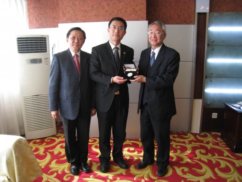 https://1000progdb.fmac.org.mo/sponsorship/中國宋慶齡基金會向澳門基金會致送紀念品