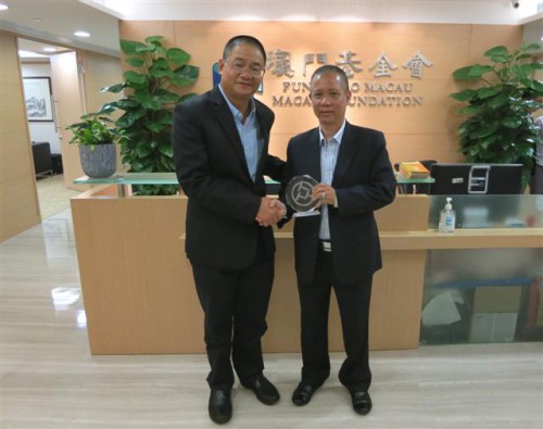 https://1000progdb.fmac.org.mo/sponsorship/O Sr. Chan Tak Seng, Director da Aliança do Povo de Instituição de Macau, ofereceu uma lembrança ao Dr. Wu Zhiliang, Presidente do Presidente do Conselho de Administração da Fundação Macau