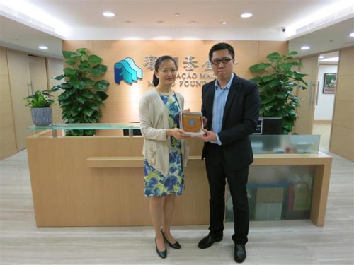 https://1000progdb.fmac.org.mo/sponsorship/永遠榮譽會長林永然向本會行政委員會委員鍾怡致送紀念品
