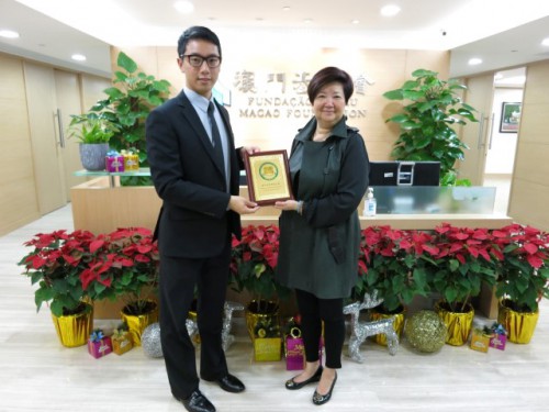 https://1000progdb.fmac.org.mo/sponsorship/林振邦理事長向何桂鈴委員致送紀念品