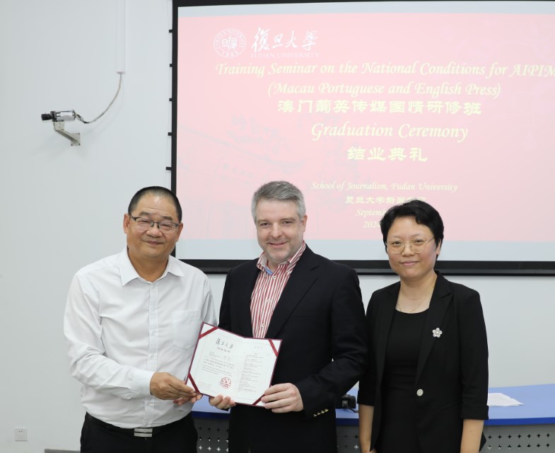 學員們獲發證書並與嘉賓合影留念 (Custom).jpg