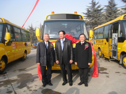 O Sr. Peter Lam, Vice-Presidente do Conselho de Administração da Fundação Macau, Sr. Lai Chan Keong, Membro do Conselho de Administração da Fundação Macau, Sr. Chang Rongjun, Vice-Presidente Permanente da Fundação Soong Ching Ling, tiraram uma fotografia em frente dos “Autocarros Escolares Seguros”.