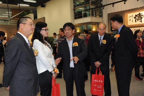 O Sr. Zhou Siyan apresentou as obras aos convidados de honra