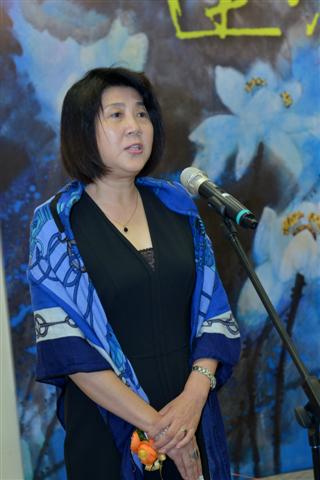 A Sra. Du Hua proferiu um discurso na Cerimónia de Inauguração da Exposição das suas obras