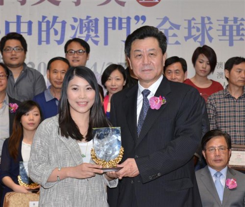 O Coordenador do Gabinete de Ligação do Governo Popular Central na RAEM, Li Gang, entregou o prémio à 1.ª classificada da categoria de prosa do Concurso de Literatura de Macau, Kuok Mio U