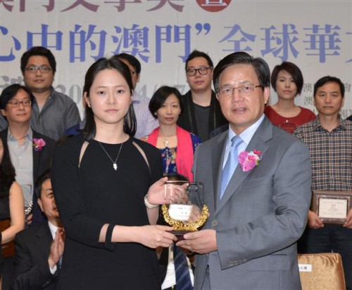 O Comissário do Ministério dos Negócios Estrangeiros da RPC na RAEM, Hu Zhengyue, entregou o prémio à 1.ª classificada da categoria de poesia moderna do Concurso de Literatura de Macau, Un Sio San