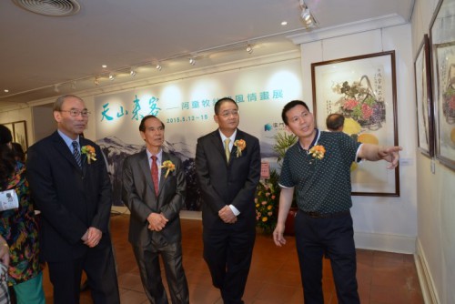 阿童牧為嘉賓介紹展品...