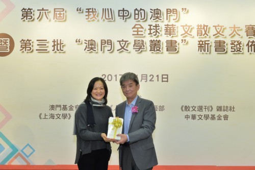 A Vice-Presidente do Conselho de Administração, Dra. Zhong Yi Seabra de Mascarenhas, ofereceu as novas publicações ao Director do Centro de Desenvolvimento das Artes Étnicas e Populares do Ministério Cultural, Dr. Li Song