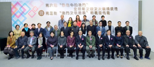 Autores dos livros integrados na “Colecção Literatura de Macau” com os convidados de honra, editores principais e representantes das entidades editoriais