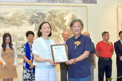 澳基會向藝術家致送收...