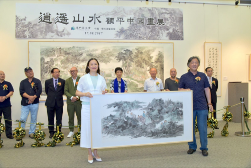 藝術家向主辦單位致送...