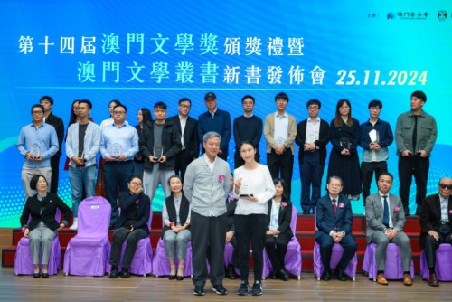 中國作協文字理論批評委員會副主任梁鴻鷹頒發本地組中篇小說鼓勵獎