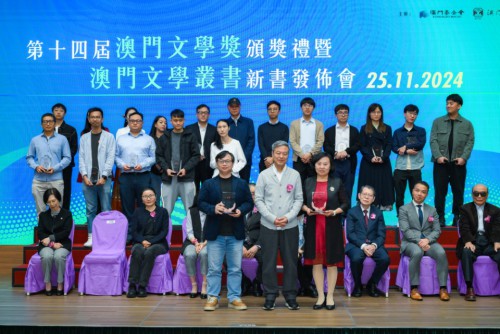 中國作協文字理論批評委員會副主任梁鴻鷹頒發公開組散文及短篇小說季軍