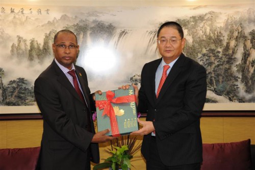 Oferta de lembrança ao Primeiro-Ministro da Guiné-Bissau, Eng.º Rui Duarte Barros