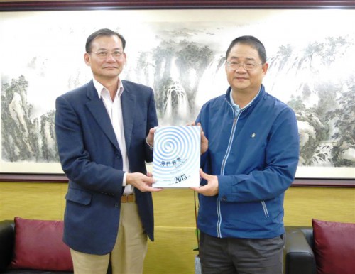 O Dr. Wu Zhiliang, Presidente do Conselho de Administração da Fundação ofereceu uma lembrança ao Sr. Jiang Tanyu, Secretário da Universidade de Shen Zhen