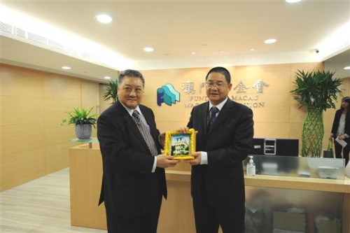 A Associação de Pequenas e Médias Empresas de Macau ofereceu uma lembrança à Fundação Macau