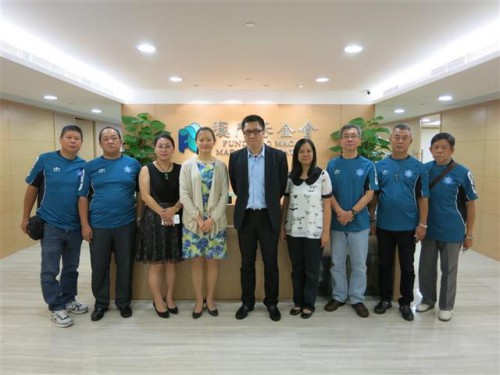 Fotografia da delegação da Associação Alfândega (Polícia Marítima e Fiscal) Aposentados de Macau, Zhong Yi Seabra de Mascarenhas e Rebeca Leong