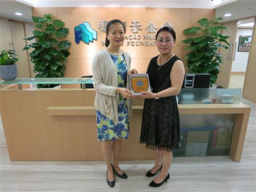 Hon Ka Hin ofereceu uma lembrança à Fundação Macau