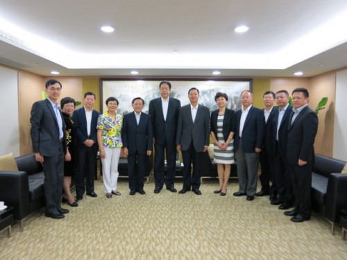 Fotografia do Sr. Wu Zhiming e os colegas do Comité Municipal de Shanghai da CCPPC e o pessoal da FM.