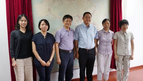 O Grupo de Visita da FM e o pessoal do Centro de Estudos de Hong Kong, Macau e Delta do Rio das Pérolas da Universidade de Zhongshan, nomeadamente, o Prof. Chen Guanghan, o Prof. Chen Lijun e o Prof. Li Xiyuan.