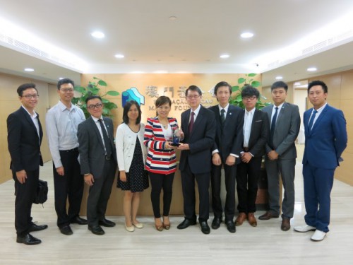 O Sr. Lei Choi Hong, Presidente da Associação Internacional de Desenvolvimento de Indústria Tecnológica de Macau, ofereceu uma lembrança à FM