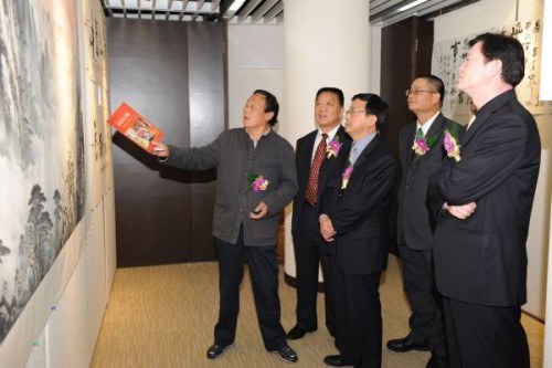 張怡清先生向嘉賓講解展品