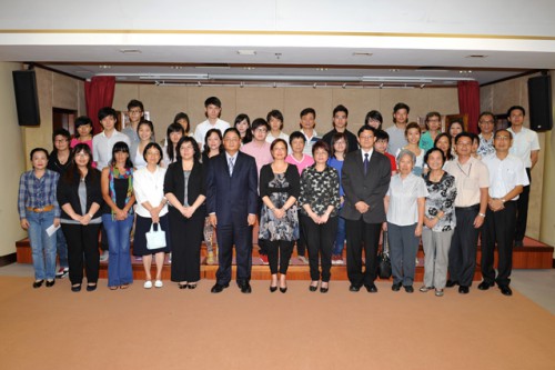 Cerimónia de Entrega das “Bolsas de Mérito Especial” realizada no dia 19 de Agosto, com base nos apoios da Fundação Macau e da Direcção dos Serviços de Educação e Juventude