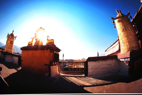 “Amizade entre o Tibete e Macau” Exposição de Belas-Artes e Fotografias em Comemoração do 60.º Aniversário da Libertação Pacífica do Tibete Terá Lugar no Tibete