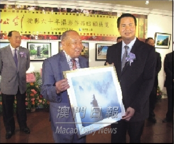 Sr. Lee Kung Kim ofereceu uma obra ao Sr. Cheong U.