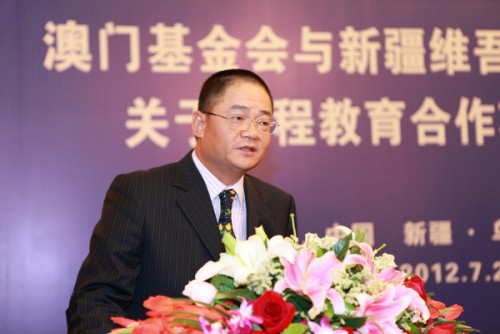 O Presidente do Conselho de Administração da Fundação Macau, Wu Zhiliang, usa a palavra