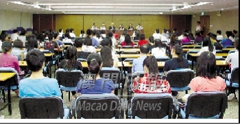 Os estudantes participantes e os representantes dos familiares estão presentes na palestra.