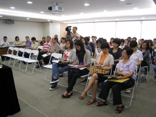  Cerca de 24 associações participaram na Secção de Esclarecimento sobre a Acção de Prendas para o Chong Chao (Bolo Lunar) de 2012