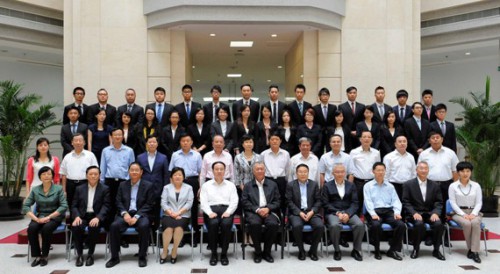  Ho Hau Wah, Fong Guoqin, Yang Conghui, Xu Ze, Wu Zhiliang, Peter Lam, Lai Chan Keong e os formandos.