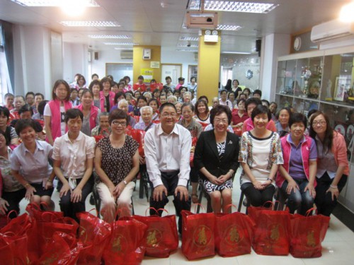 A Fundação Macau distribui os Sacos de Prendas