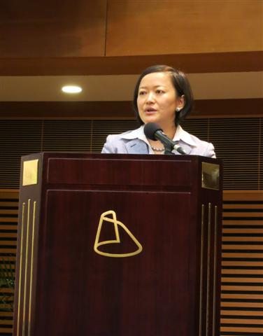 A Dra. Zhong Yi Seabra de Mascarenhas, membro do Conselho de Administração da Fundação Macau, proferiu um discurso na cerimónia