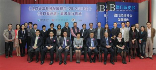 Fotografia dos convidados de honra, os autores do Livro e os representantes das bibliotecas