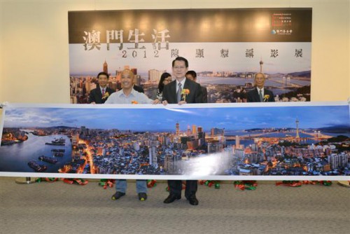 O Sr. Chan Hin Io ofereceu uma obra fotográfica à Fundação Macau