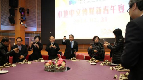 A Fundação Macau ofereceu um banquete de almoço à imprensa chinesa local para celebrar o Ano Novo Chinês com os seus responsáveis