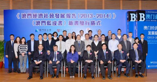 Fotografia dos convidados de horna, representantes de bibliotecas e associações das áreas académicas e os autores do Livro