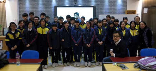 Fotografia do escritor convidado, Lei Chin Pang, com os professores e estudantes da Escola Fong Chong da Taipa