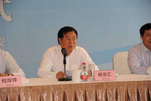 O Sr. Yang Chonghui, Chefe do Comité de Hong Kong, Macau, Taiwan e Chineses Ultramarinos da CCPPC fez uso da palavra