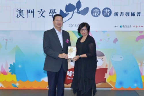 O Dr. Cheong U, Vice-presidente do Conselho de Administração da FM fez a oferta de livros a Tang Mei Lin, Bibliotecária da Biblioteca Central.