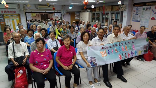 Oferta de “Sobrescritos Auspiciosos de Chong Chau” pela FM aos idosos do Centro para Idosos da Casa Ricci