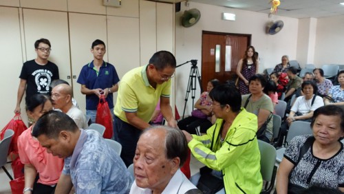 Oferta de “Sobrescritos Auspiciosos de Chong Chau” às 53 entidades tuteladas pela Federação das Associações dos Operários com o apoio da FM