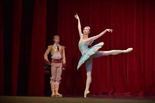 A sessão de demonstração “Conhecer o Mundo do Balé, 2015” apresentada pelo Balé Nacional da China na Escola Choi Kou obteve um enorme sucesso