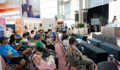 Os leitores ouviram com atenção a apresentação do Dr. Ieng Weng Fat.