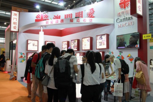  O stand da Cáritas de Macau atraiu muitos visitantes.