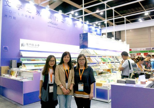 Os Funcionários da FM e a Dra. Helen Ieong frente ao stand de Macau na Feira de Livro de Hong Kong