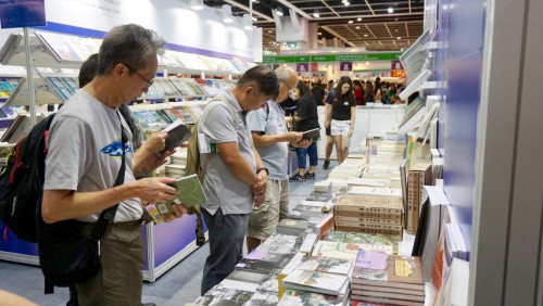 O stand de Macau atraiu muitos leitores que visitaram a Feira do Livro
