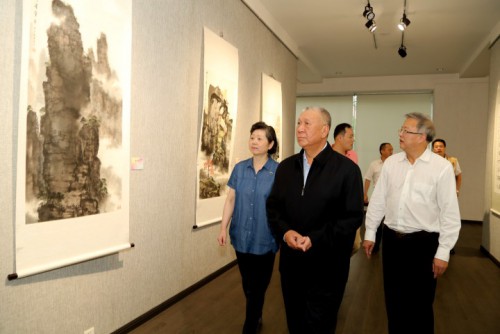 Os convidados de honra visitam a Exposição